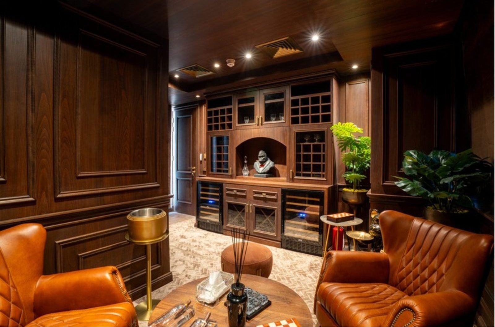 Wood-panelled roof lounge